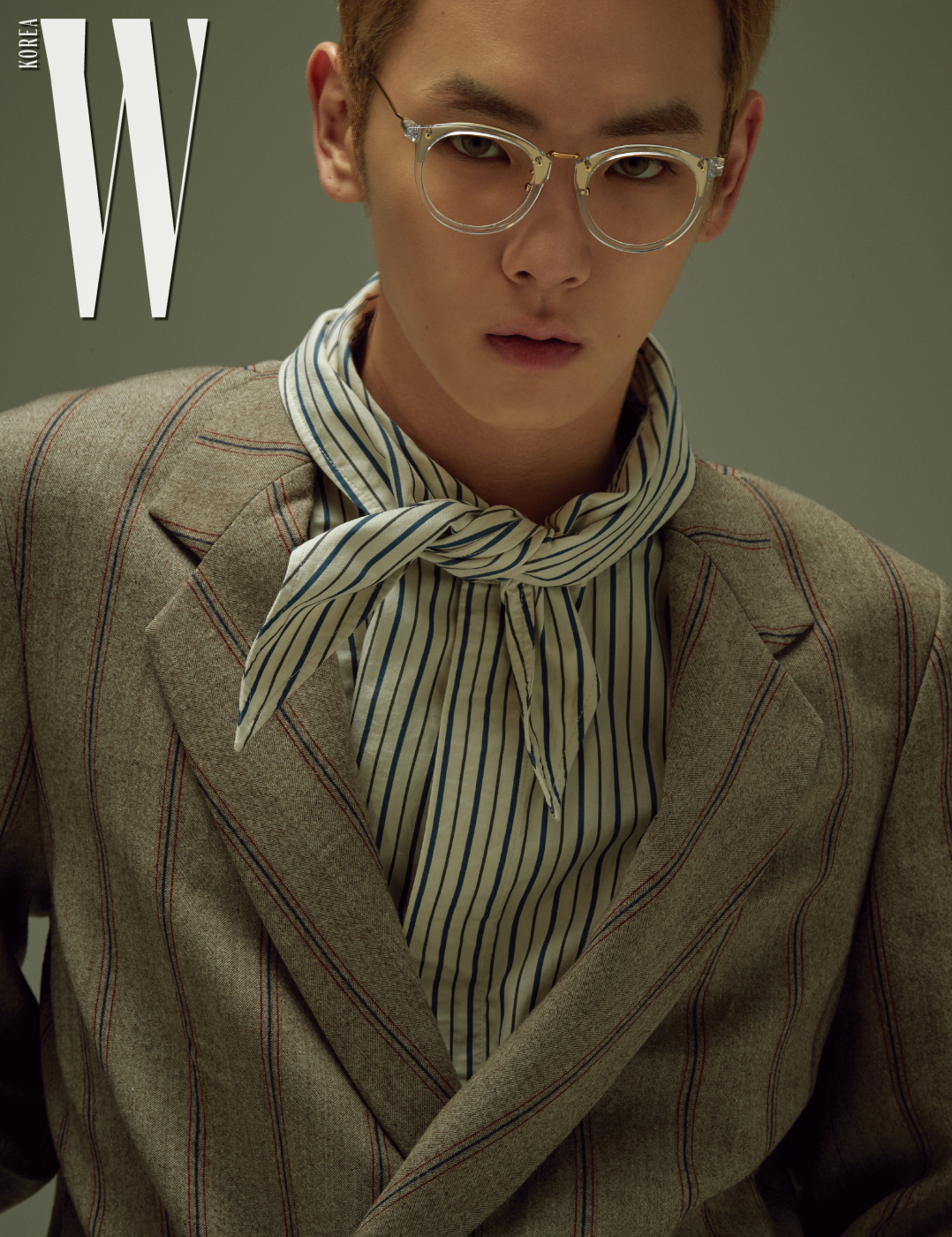 줄무늬 셔츠와 재킷은 모두 Wooyoungmi, 안경은 Paul Hueman 제품.
