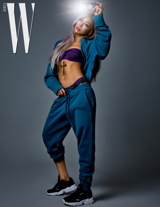 스웨트 셔츠, 스웨트 팬츠, 팔콘 스니커즈, 휴대폰 케이스는 모두 adidas Originals 제품. 각각 10만9천원, 10만9천원, 10만9천원, 가격 미정. 퍼플 비키니는 La Perla 제품.
