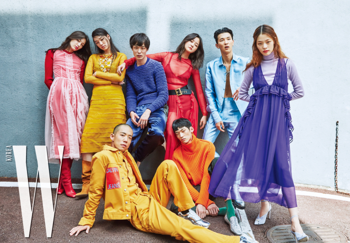 티아나가 입은 시스루 드레스는 4 Moncler Simone Rocha, 빨간 니트 드레스는 Maison Margiela, 롱부츠는 Salvatore Ferragamo 제품. 김설희가 입은 드레스는 Bottega Veneta, 스웨이드 부츠는 Stuart Weitzman 제품. 박경진이 입은 니트는 Ermenegildo Zegna Couture, 팬츠는 Bottega Veneta 제품. 강승현이 입은 레드 시스루 드레스, 블랙 벨트, 브라, 브리프는 모두 Dior 제품. 전준영이 입은 하늘색 셔츠와 팬츠는 Jarret, 은색 부츠는 Ordinary People 제품. 김아현이 입은 보라색 드레스는 N21, 슈즈는 Jimmy Choo 제품. 다니엘 오가 입은 데님 재킷, 셔츠, 팬츠는 모두 Calvin Klein Jeans, 스니커즈는 Valentino Garavani 제품. 정용수가 입은 오렌지색 니트는 Louis Vuitton, 팬츠는 COS, 주얼 장식 로퍼는 Christian Louboutin 제품.