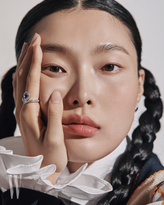 자수정과 다이아몬드가 영롱한 빛을 발하는 화이트 골드 소재의 조세핀 아그레뜨 링은 Chaumet 제품. 아가일 체크 니트는 Zara, 러플 장식 화이트 셔츠 Polo Ralph Lauren 제품.