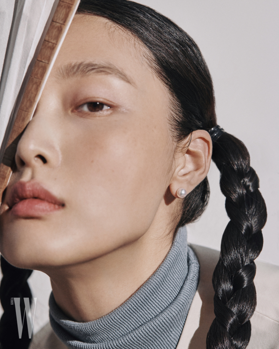 단아한 진주 이어링은 Tasaki 제품. 하늘색 터틀넥 톱은 Chloe, 하얀색 베스트는 Cos 제품.