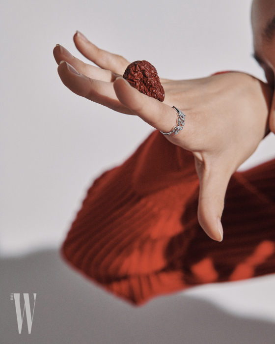 스펠링을 따라 다이아몬드를 세팅한 피카소 러브 링은 Tiffany & Co. 제품. 빨강 니트 드레스는 Maison Margiela 제품.