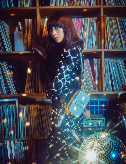 실크 원피스와 니트, 카메라 백은 모두 Marc Jacobs 제품.