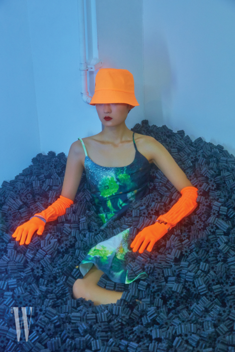 네온 오렌지 컬러 모자는 30만원대, 니트 장갑은 30만원대, 그래픽 프린트 드레스는 4백40만원대. 모두 프라다 제품.