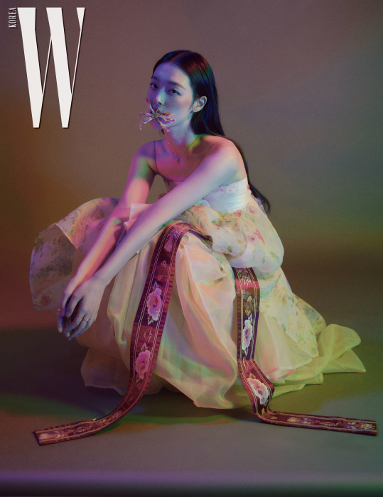 파스텔 색상의 한복 드레스는 Hanbok Lynn, 겹쳐 입은 꽃무늬 한복 치마는 Tchai Kimyoungjin, 무궁화 자수 대대와 버선은 Hanbok Lynn, 슈즈는 Stuart Weitzman 제품.