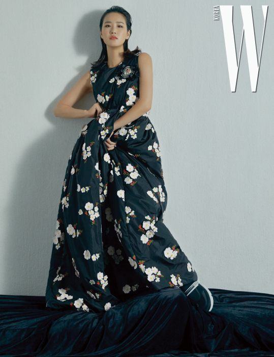 꽃 장식 슬리브리스 드레스는 4 몽클레르 시몬 로샤, 검정 운동화는 프라다 제품.