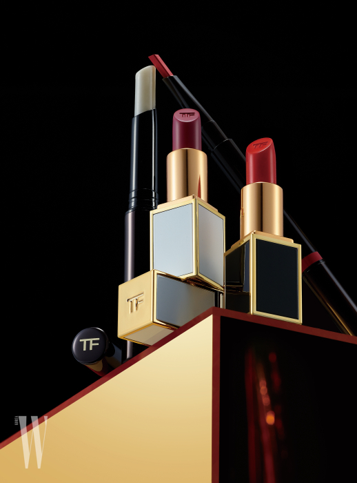 왼쪽부터 시계 방향으로 TOM FORD BEAUTY 립 락 프라이밍 밤 1.2g, 4만7천원. 립 스컬터(인스네어) 0.2g, 4만7천원. 보이즈 립 컬러(재거), 걸즈 립 컬러(헬레나) 각각 2g, 4만1천원.