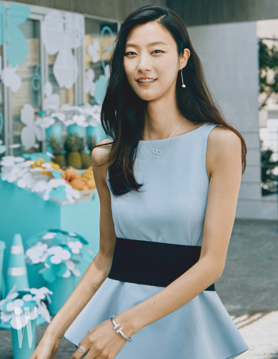 모델 박지혜가 우아한 모습으로 등장했다. 간결한 다이아몬드 오픈 플라워 목걸이와 반지로 포인트를 줬다.