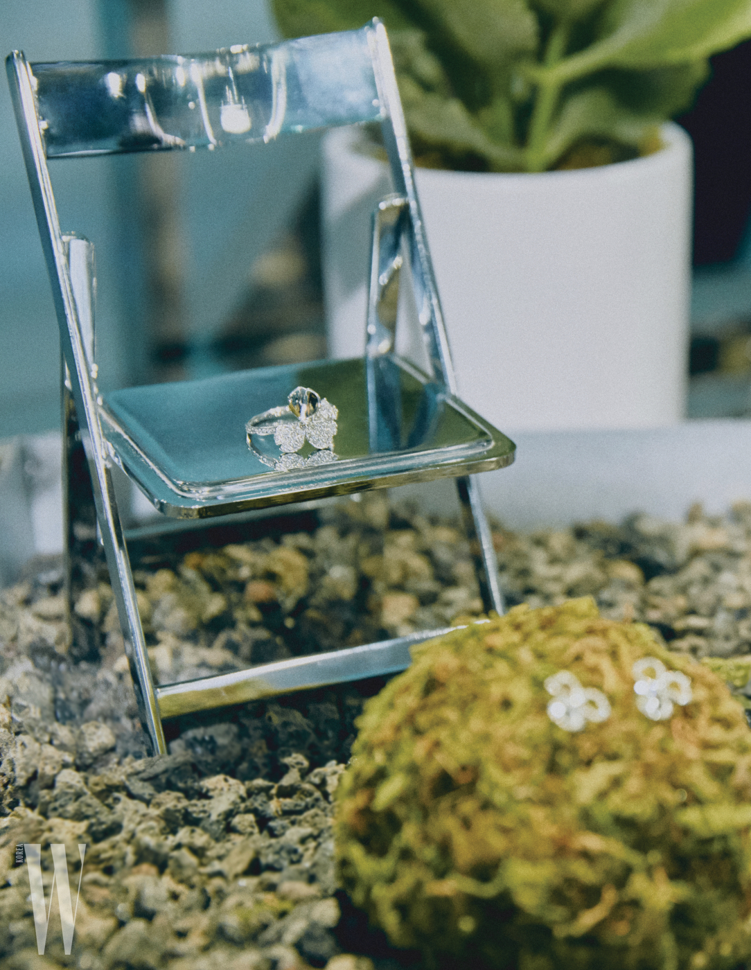 유연한 꽃잎 모양에 라운드 컷 다이아몬드를 세팅한 티파니 페이퍼 플라워 컬렉션.