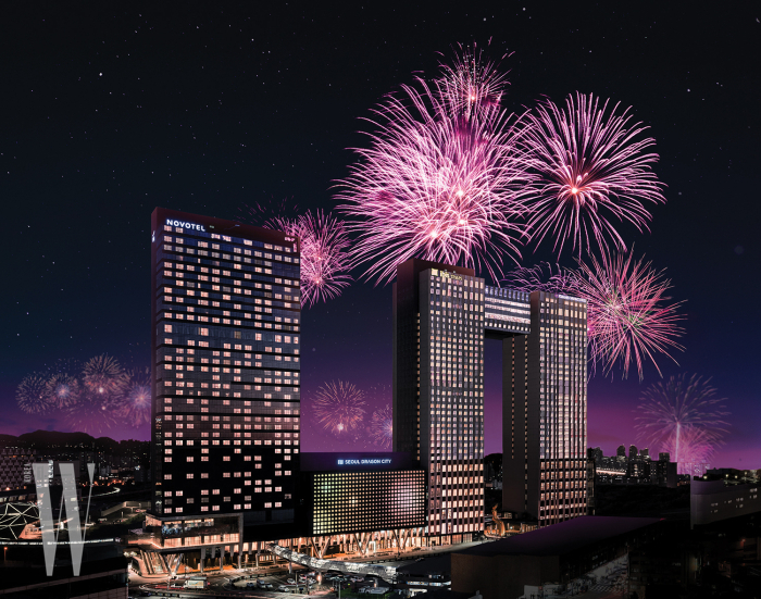 불꽃 축제가 열리는 한강공원의 전경이 한눈에 내려다보이는 위치와 높은 전망권을 갖춘 서울드래곤시티.