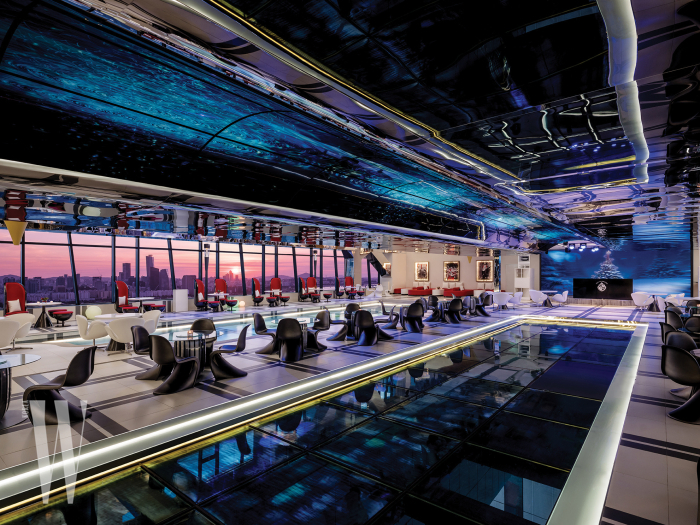 형형색색으로 물든 화려한 전경을 파노라마 뷰로 감상할 수 있는 킹스 베케이션의 내부 공간.