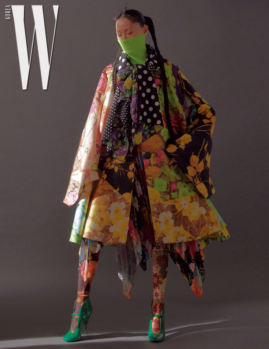네온색 풀오버는 Zara, 화려한 꽃무늬 스커트와 레깅스, 스카프 장식의 다채로운 프린트 코트는 모두 Richard Quinn by Hanstyle.com, 녹색 페이턴트 힐은 Miu Miu 제품.
