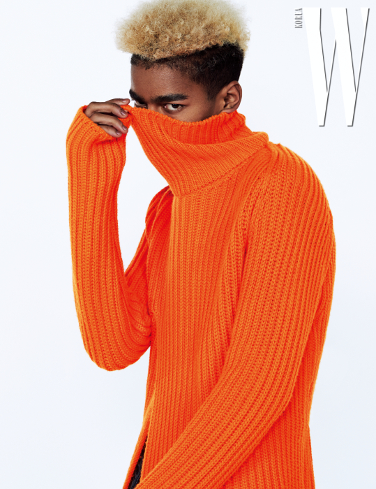 절개가 들어간 오렌지색 터틀넥은 Louis Vuitton 제품.