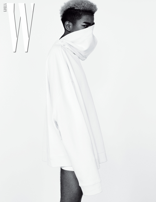 반대로 입어 연출한 후디는 Raf Simons by Mue, 언더웨어는 Calvin Klein Underwear 제품.
