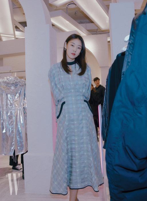마메 구로고우치의 드레스를 입은 한혜진이 매장을 둘러보고 있다.