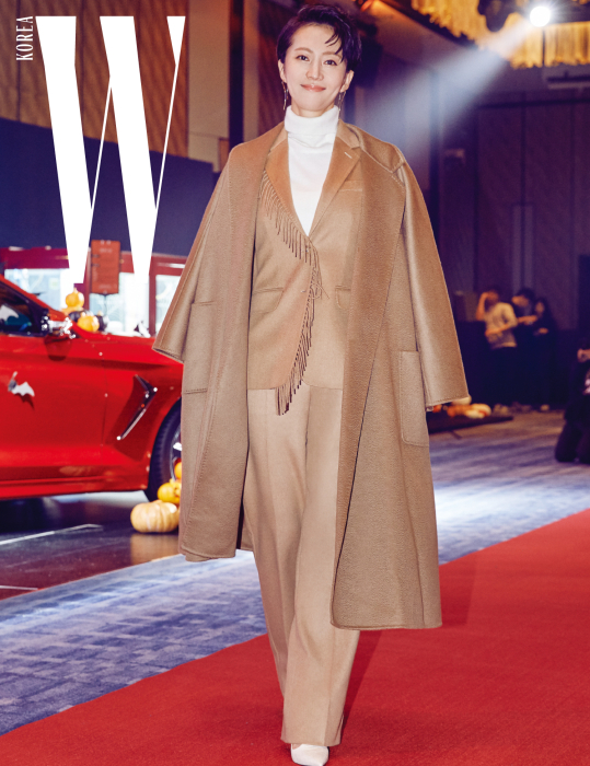 최근 개봉한 에서 멋진 연기를 보여준 배우 염정아. 베이지색 코트와 프린지 장식 재킷, 스트레이트 핏 팬츠는 모두 Max Mara 제품.