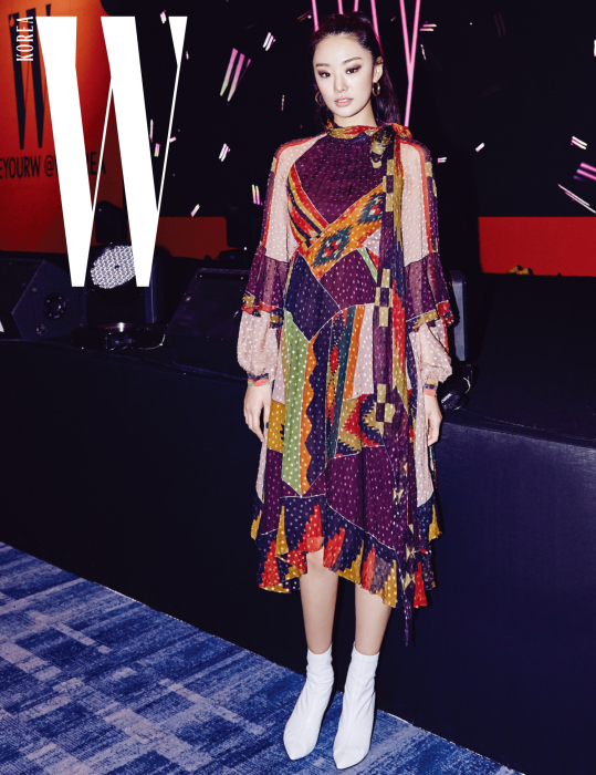 로 인상적인 연기를 보여준 모델 출신 배우 스테파니 리. 여러 컬러와 패턴이 뒤섞인 에스닉 무드의 드레스는 Etro 제품.