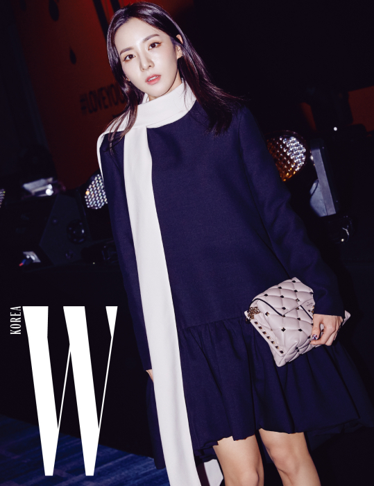 러블리한 드레스로 여성스러운 분위기를 물씬 풍겼던 가수 산다라 박. 하이넥 칼라 드레스와 볼륨감 있는 퀼팅백은 Valentino 제품.