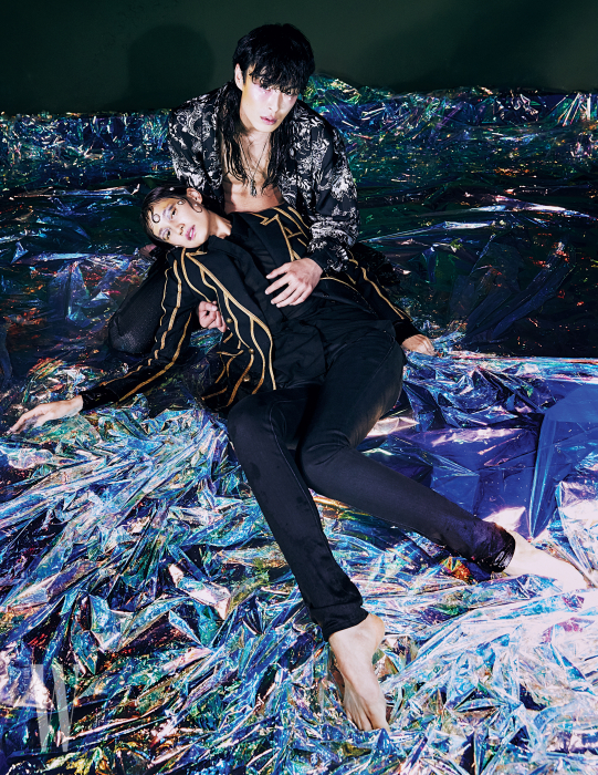 박세라가 착용한 줄무늬 재킷과 셔츠, 진은 모두 Saint Laurent by Anthony Vaccarello 제품. 박경진이 착용한 프린트 로브와 팬츠, 펜던트 목걸이는 모두 Givenchy 제품.