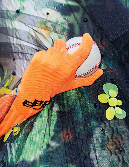 팔꿈치까지 올라오는 오렌지색 니트 장갑과 꽃 모양 장식 드레스는 프라다 제품. 가격 미정.