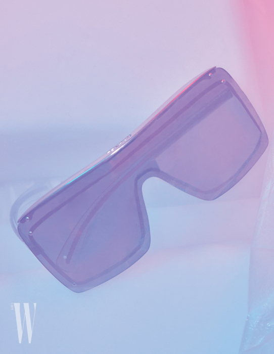 메탈 프레임이 렌즈에 레이어드된 선글라스는 샤넬 제품. 가격 미정.