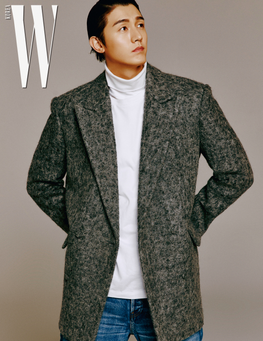 회색 울 더블 재킷은 김서룡 옴므, 흰색 터틀넥 톱은 캘빈 클라인 진, 데님 팬츠는 발렌시아가 제품.