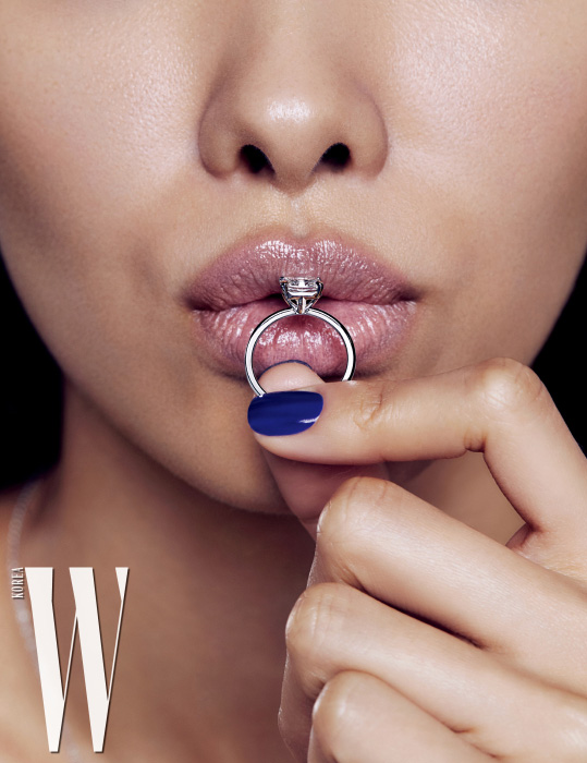 다이아몬드가 세팅된 측면에 브랜드의 이니셜인 T를 그래픽적으로 표현한 플래티넘 소재의 티파니 트루 링은 Tiffany & Co. 제품.