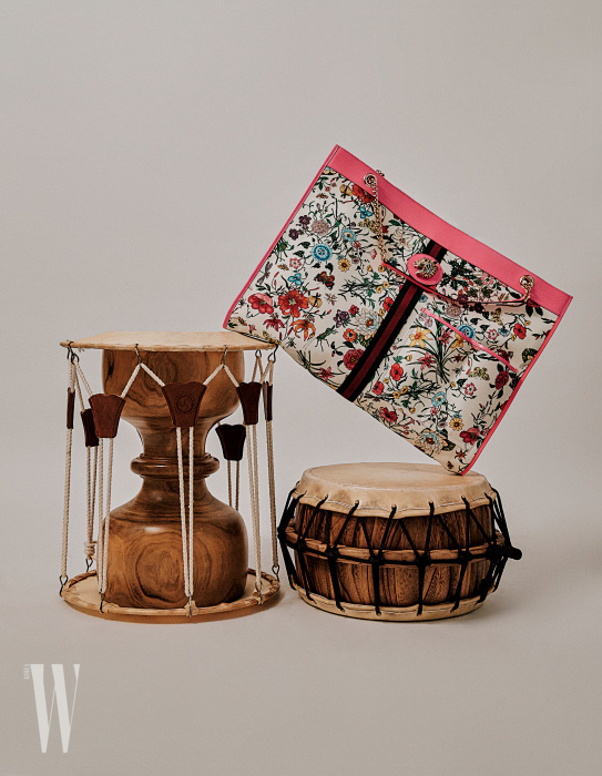 국악기 장구, 북과 함께 촬영한 호랑이 장식의 꽃무늬 맥시 토트백은 구찌 제품. 3백만원대.