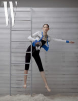 검정 점프슈트와 로고 카디건, 메탈 목걸이, 슬라이드는 모두 Chanel 제품.