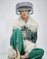 동양적인 자수 장식 재킷과 초록색 니트 팬츠는 Kenzo 제품, 모자와 슈즈는 에디터 소장품.