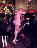 트위드 드레스와 핑크색 핸드백, 펌프스는 모두 Chanel 제품.