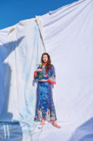 자연에서 영감을 받은 이국적인 프린트의 플리츠 장식 드레스는 Etro 제품.