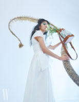 조형적인 화이트 드레스와 FF 로고 장식의 몬트레조 백, 꽃 장식 이어커프는 모두 Fendi 제품.